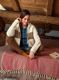Hooded jacket with zip