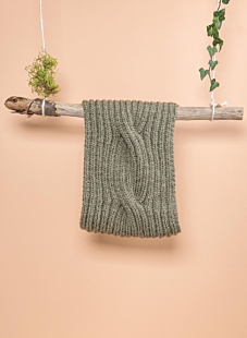 Wide cable snood