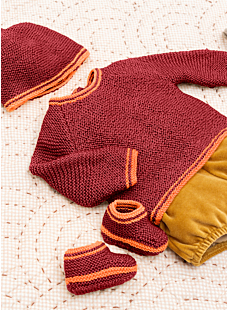 Set of sweater, hat & slippers