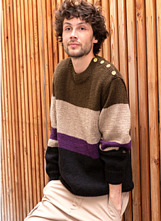 Round collar sweater with buttons on shoulder