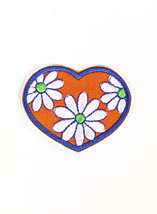 35 mm heart-shaped daisy-covered patch with orange background