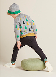 Raglan sweater with graphic design