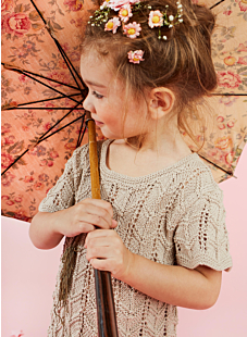 Lace dress with short sleeves