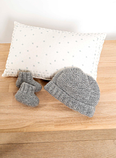 Garter stitch set with hat and booties