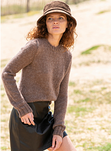 Round neck jersey sweater with set-in sleeves