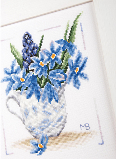 Blue bouquet counted cross-stitch picture kit, 17 cm x 20 cm