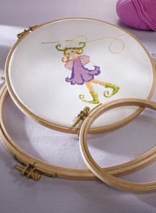 Pack of 3 wooden embroidery hoops, 13, 18, and 25 cm